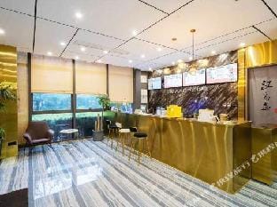 QMAX Baigu Art Hotel (Hangzhou Fuyang Yinhu Metro Station) Hotel in Hangzhou