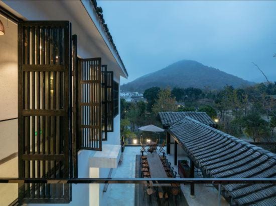 Chaji Shanju Holiay Hotel (Nanjing Laoshan Bulao Village Store) Hotel in Nanjing