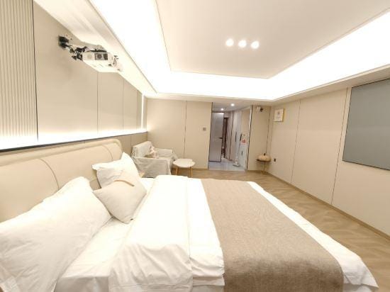 Yilong Apartment Hotel in China