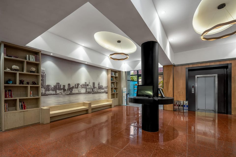 Waiting Qingju Hotel (Shanghai Hongqiao Airport National Convention and Exhibition Center) Hotel in Shanghai