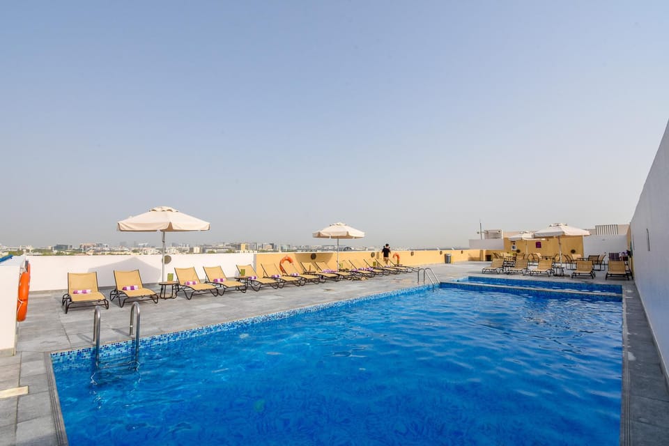 Swimming pool [outdoor]