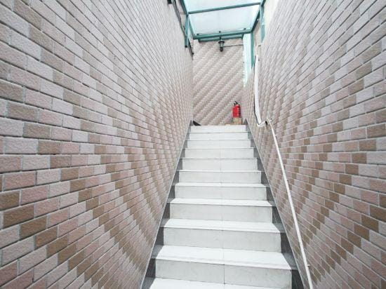 Xinjiyuan Hostel Hotel in Shanghai