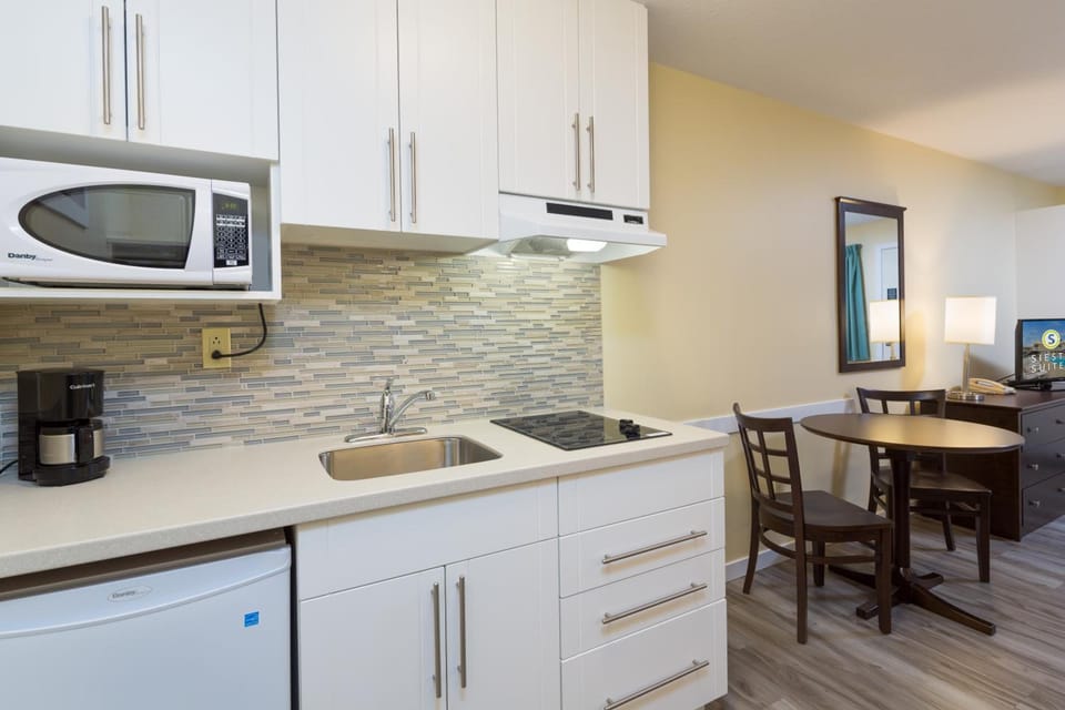 Siesta Suites Hotel in Kelowna