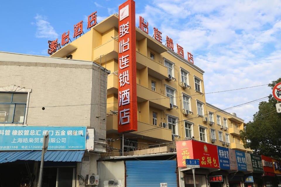 Junyi Chain Hotel (Shanghai Xuefu Road Jinshanwei) Hotel in Shanghai