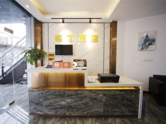 Guangyou Hotel (Shanghai Hangtou Subway Station Hangnan Road) Hotel in Shanghai