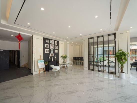 Weizun Hotel (Shanghai Hongqiao Railway Station National Convention and Exhibition Center) Hotel in Shanghai
