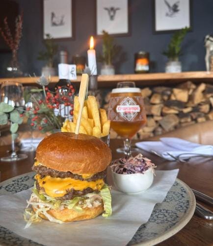The Lion Hotel - Pub & Restaurant Hotel in East Dorset District