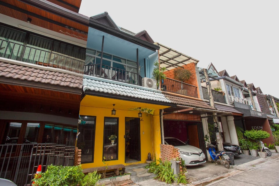 OYO 75303 V Home Guesthouse Sunday Night Market Hotel in Chiang Mai