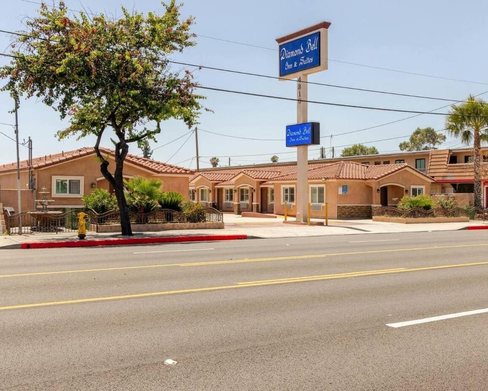 Diamond Bell Inn & Suites Motel in Cudahy