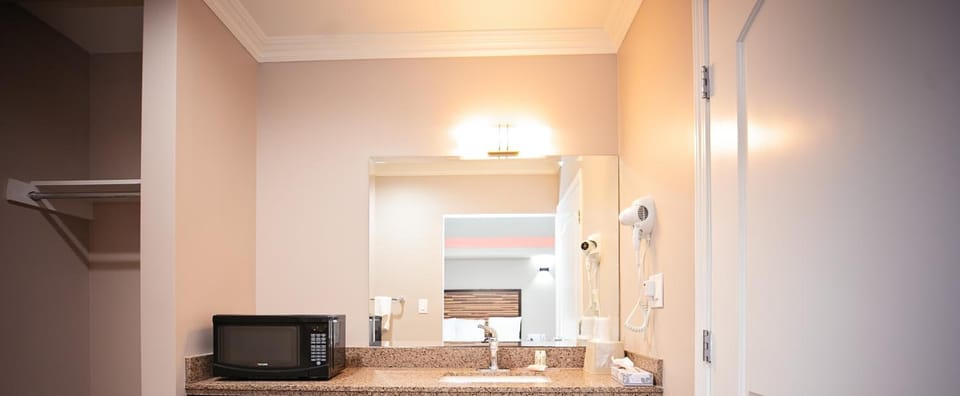 Diamond Bell Inn & Suites Motel in Cudahy