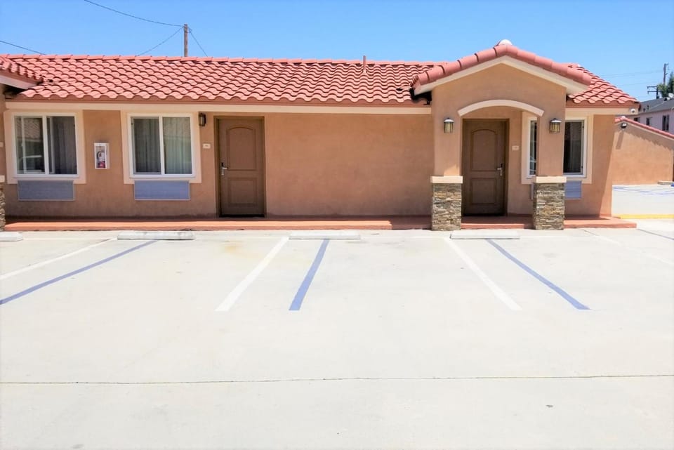 Diamond Bell Inn & Suites Motel in Cudahy