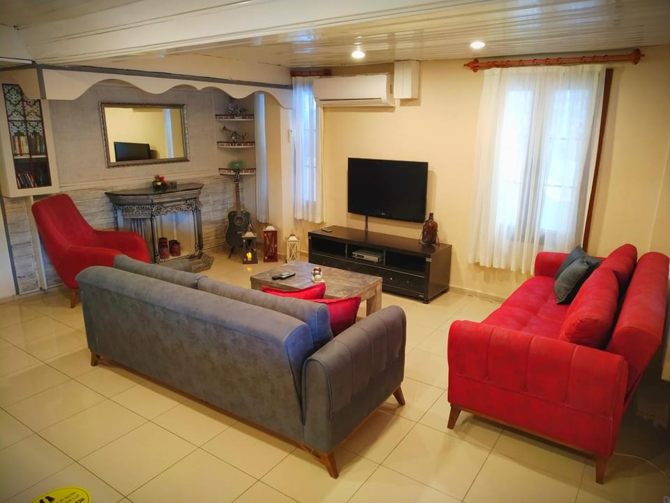 Shared lounge/TV area