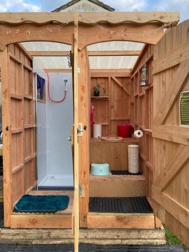 Dragonfly Lodge Ifold & Alpaca My Tipi Glamping Lodge in Borough of Waverley