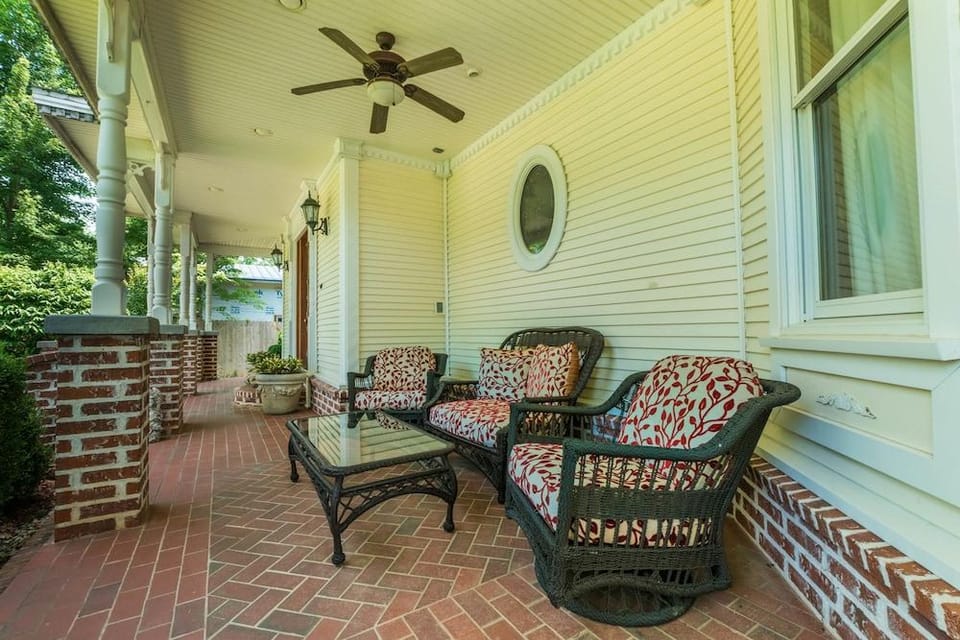 The Victoria Bed & Breakfast Hotel in Rogers