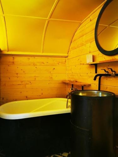 La Maison des Oiseaux. Roulotte Hotel in Arras