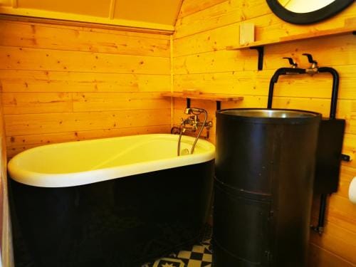 La Maison des Oiseaux. Roulotte Hotel in Arras