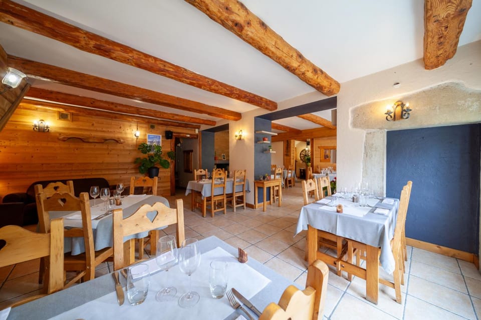Auberge des Montauds - Hotel & Restaurant Hotel in Provence-Alpes-Côte d'Azur