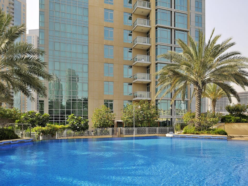 Swimming pool [outdoor]