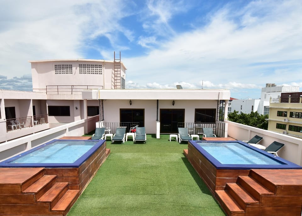 Swimming pool [outdoor]
