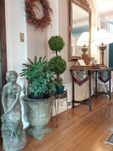 Hanover House Bed and Breakfast Hotel in Niagara Falls
