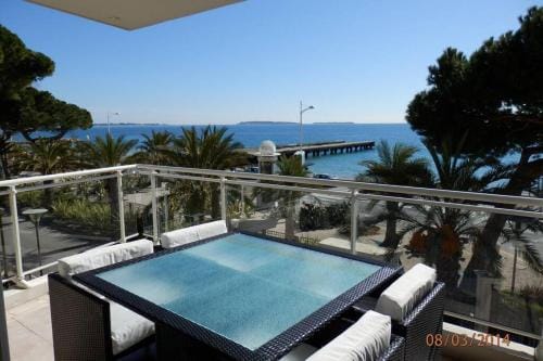 Seafront 2-Bed Apt with Pool in Cannes - 463 Hotel in Cannes
