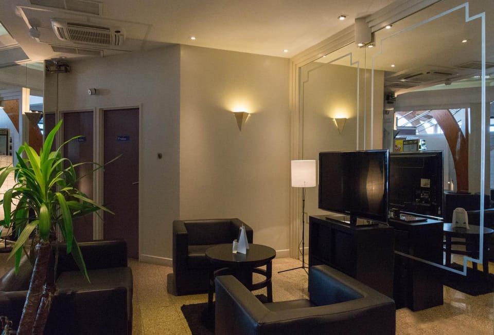 Shared lounge/TV area