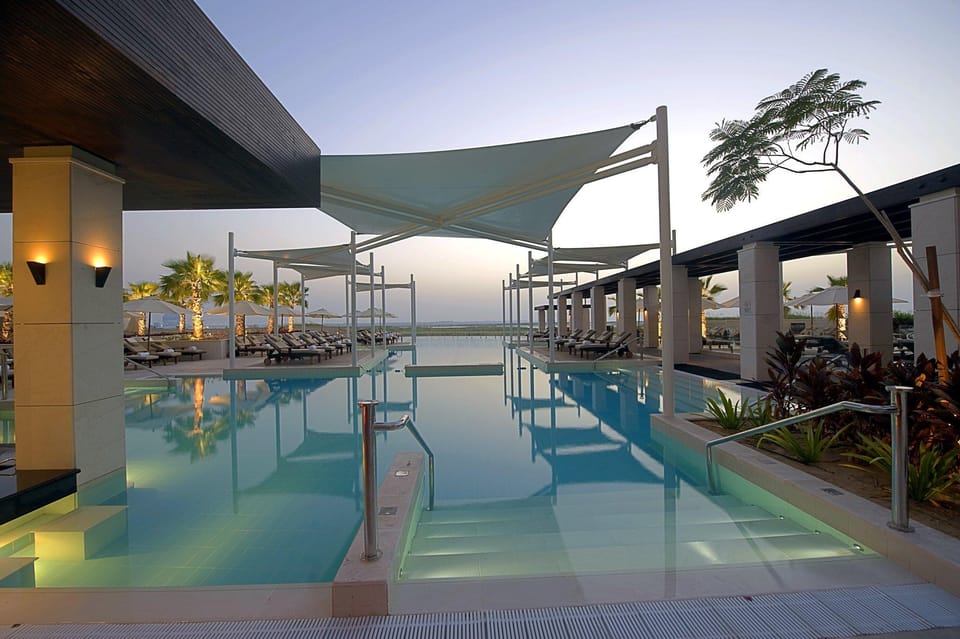 Swimming pool [outdoor]