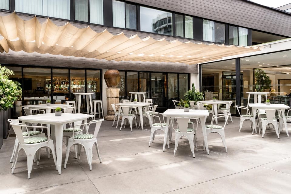 Luxe Sunset Boulevard Hotel Resort in Brentwood
