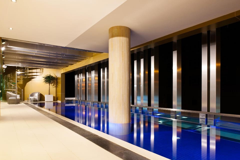 Swimming pool [outdoor]
