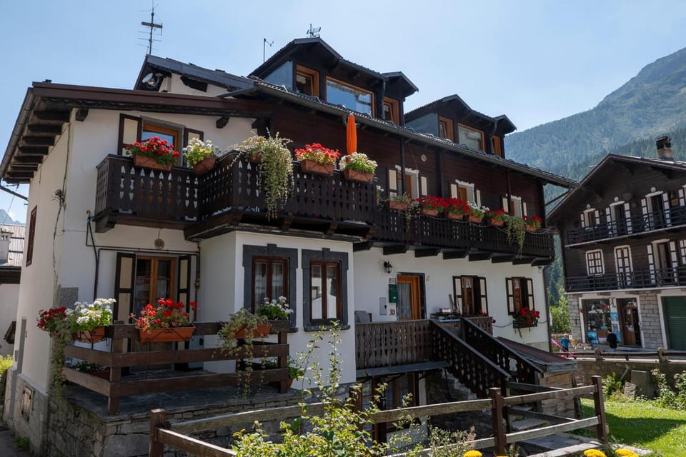 Incanto Walser Apartments Piazza Hotel in Macugnaga