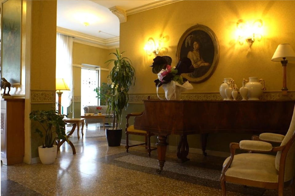 Shared lounge/TV area