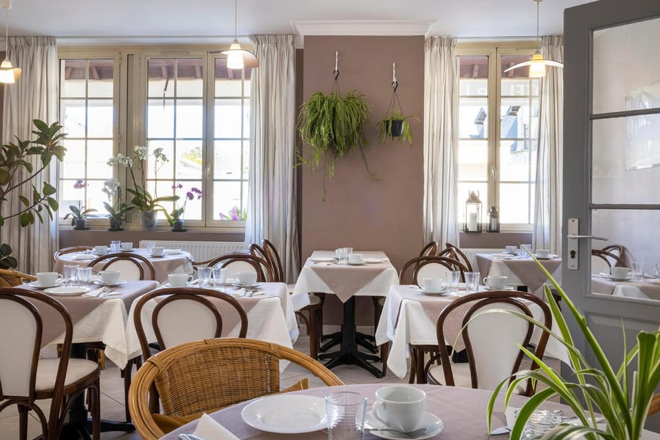 Hotel de Lion sur Mer Hotel in Normandy