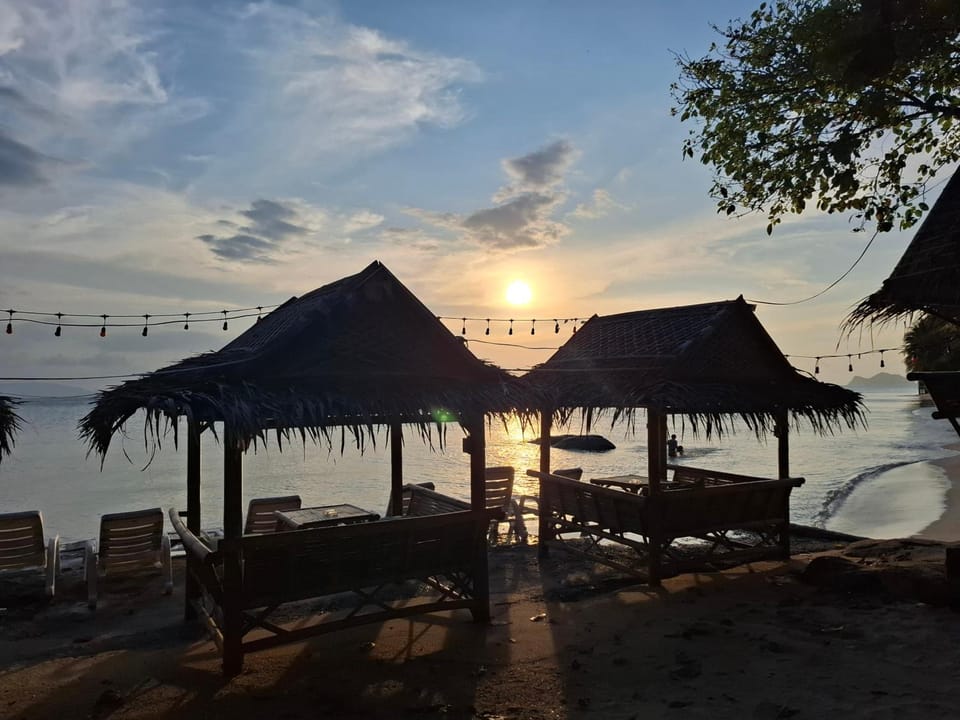 Two Rocks Bungalows Resort in Ban Tai