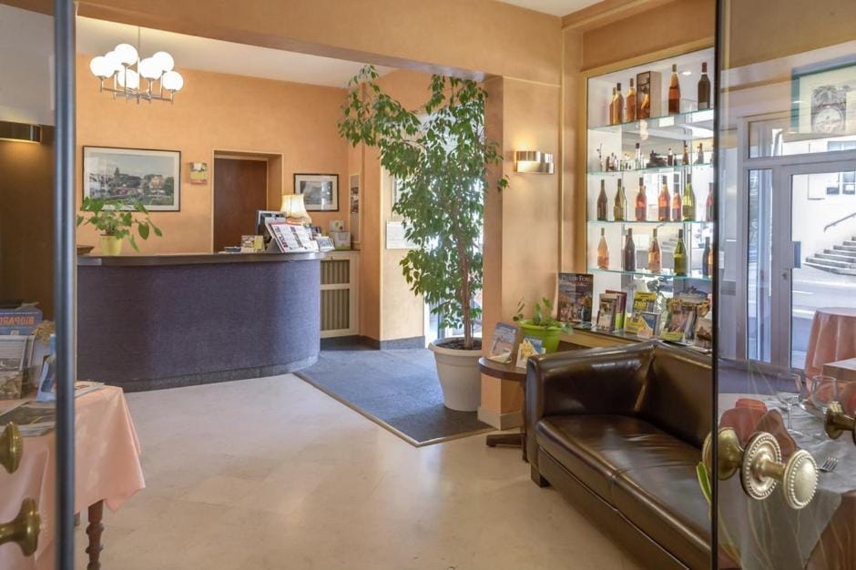 Logis Hotel & Restaurant de la Barque Hotel in Normandy