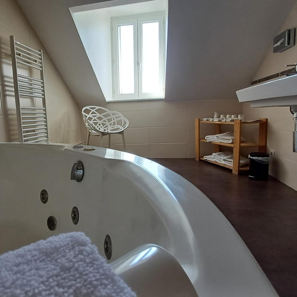 Logis Hotel Le Cerf Hotel in Centre-Val de Loire