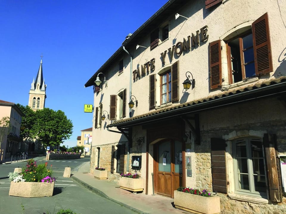 Logis Hotel Tante Yvonne & son restaurant semi-gastronomique - Lyon Nord Hotel in Auvergne-Rhône-Alpes