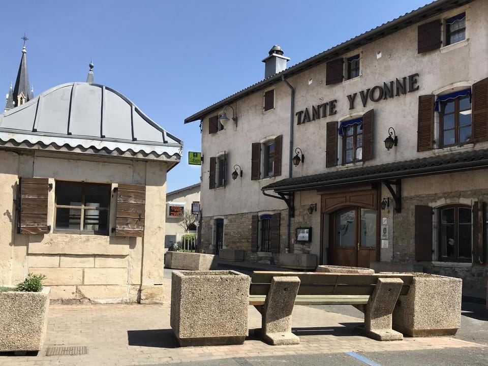 Logis Hotel Tante Yvonne & son restaurant semi-gastronomique - Lyon Nord Hotel in Auvergne-Rhône-Alpes