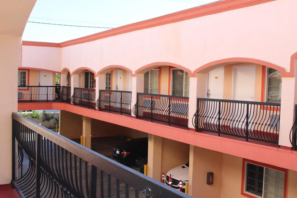 ERTH INN by AGA Maywood Hotel in Maywood