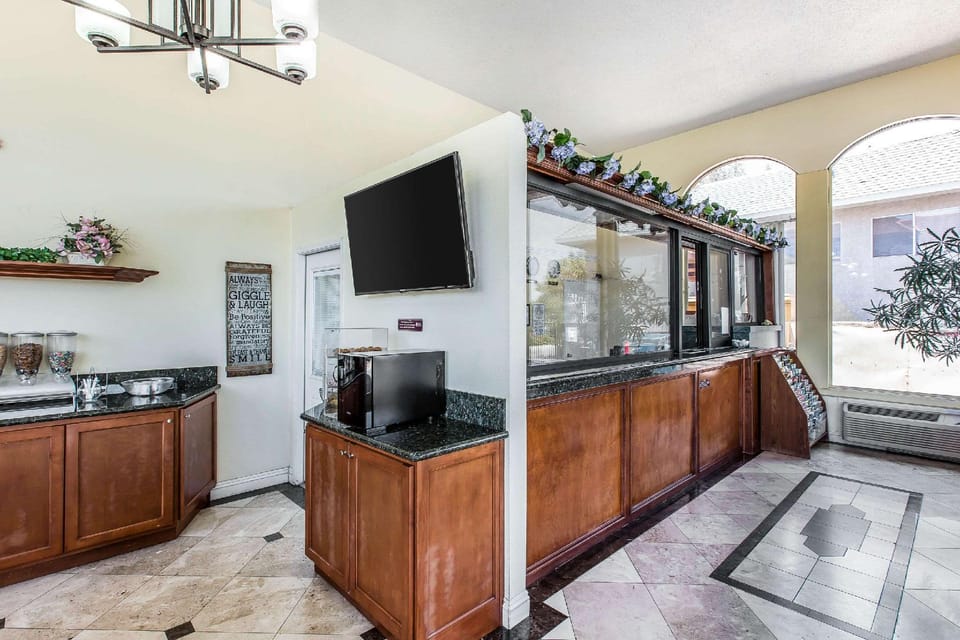 Rodeway Inn & Suites Canyon Lake-Menifee West Hotel in Menifee