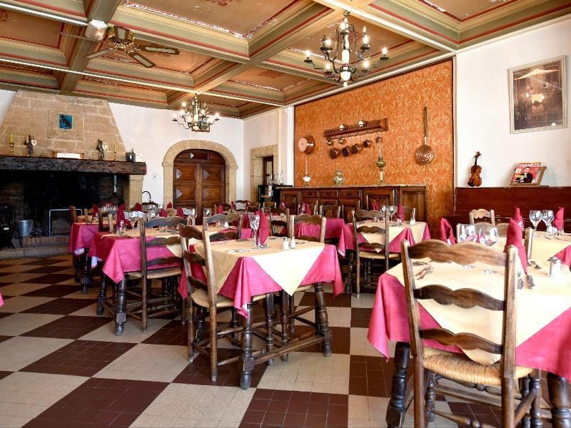 Logis Hotel Restaurant Le Louvre Hotel in Sault