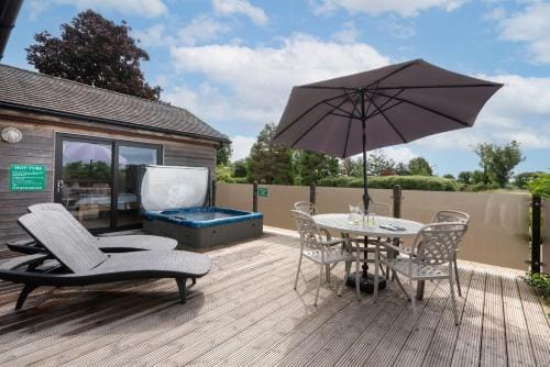 Tor Farm Lodges - Private Hot Tubs, Shared Seasonal Outdoor Pool, Dog Friendly Lodge in Sedgemoor
