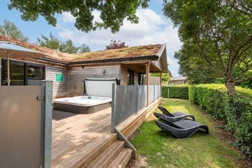 Tor Farm Lodges - Private Hot Tubs, Shared Seasonal Outdoor Pool, Dog Friendly Lodge in Sedgemoor