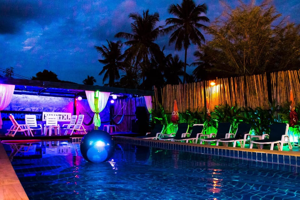 Swimming pool [outdoor]