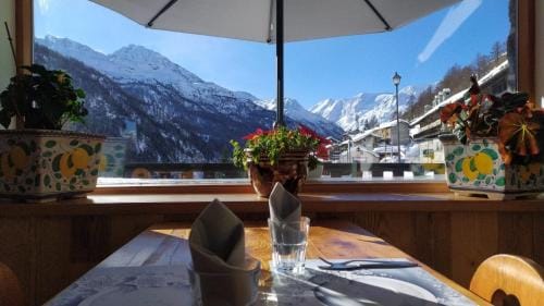 Hotel & Restaurant Perret - Mountain People Hotel in Aosta Valley, Italy