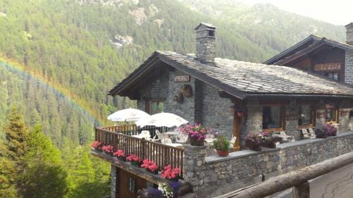 Hotel & Restaurant Perret - Mountain People Hotel in Aosta Valley, Italy