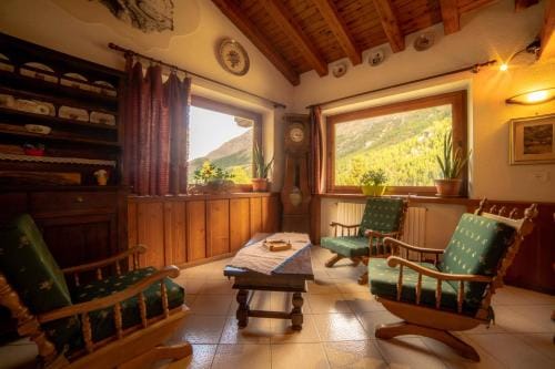 Hotel & Restaurant Perret - Mountain People Hotel in Aosta Valley, Italy