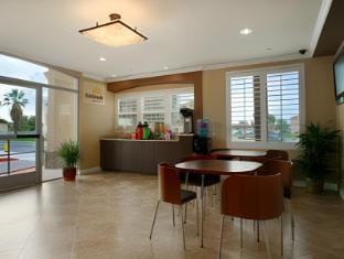 Harbor Inn & Suites Hotel in Santa Ana