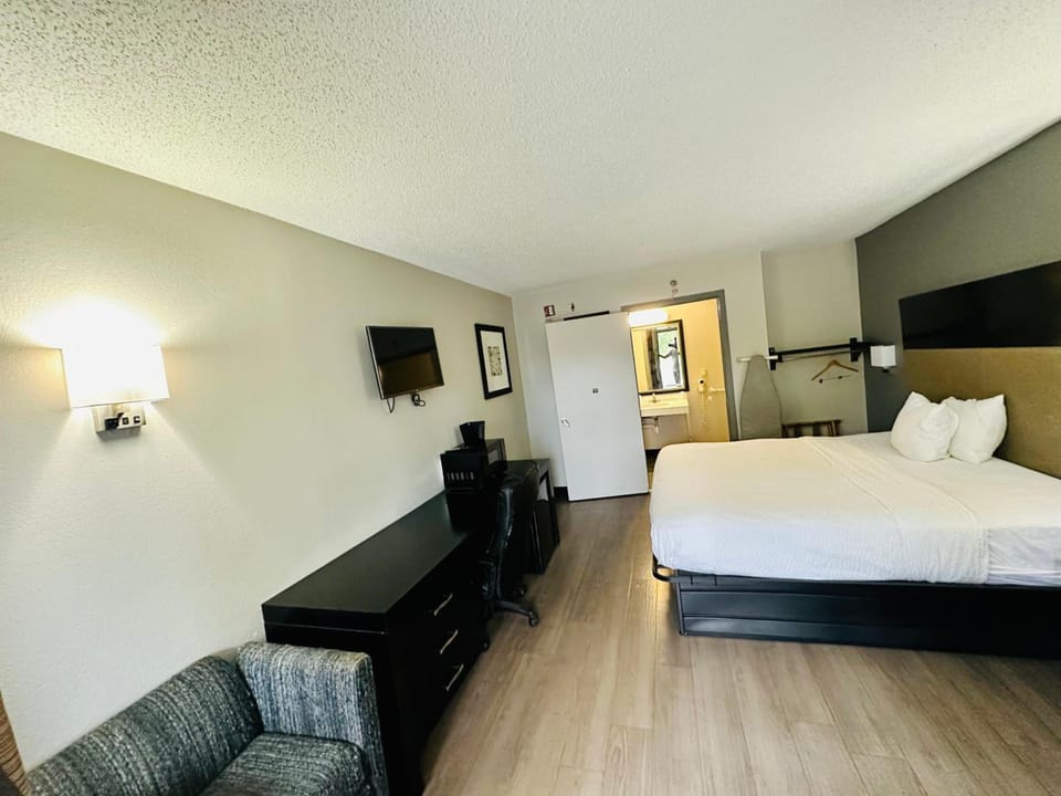 Quality Inn Northwest Hotel in Pike Township