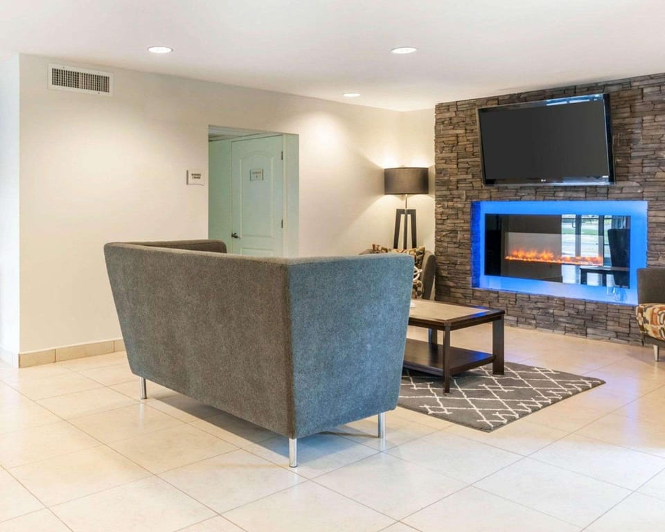 Quality Inn Northwest Hotel in Pike Township