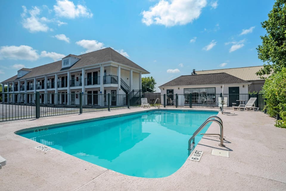 Econo Lodge Tupelo Barnes Crossing Hotel in Tupelo